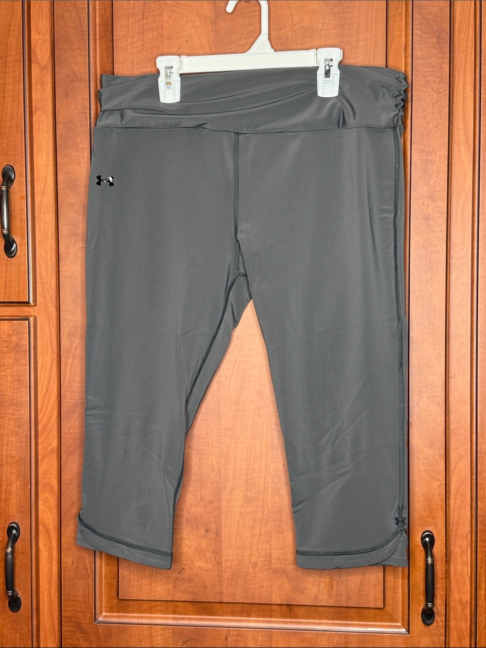 Under Armour Women’s active Charcoal Gray Capri Leggings. Size: XL